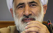 سينهزنی و زنجيرزنی از ديگر پديدههای رايج در عزاداری سنتی است سينهزنی و زنجيرزنی از ديگر پديدههای رايج در عزاداری سنتی است