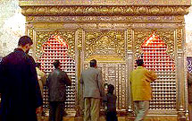 زیارت حرم مطهر امام حسین(ع) توسط شیوخ شیعه و سنی عراق زیارت حرم مطهر امام حسین(ع) توسط شیوخ شیعه و سنی عراق