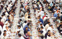 بزرگ‌ترين سفرۀ افطار جهان در مکه معظمه برپا مي‌شود