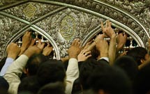 شیعیان تانزانیا الگويي از ضریح امام رضا(ع) را زیارت می‌کنند