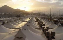 برپایی چادرهای دوطبقه در منا برپایی چادرهای دوطبقه در منا