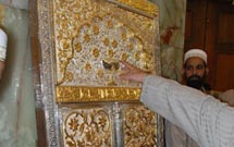 درب طلاکاری شده حرم امام حسین(ع)، توسط هندیها تعمیر شد درب طلاکاری شده حرم امام حسین(ع)، توسط هندیها تعمیر شد