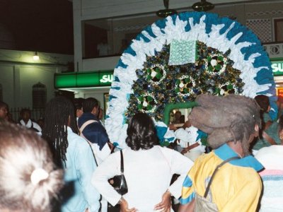 ماه کبود به مسجد نزدیک می شود