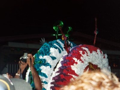 بوسه حسن و حسین همراه با تشویق حضا ر