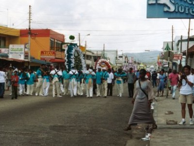 حرکت ماه سرخ و کبود در خیابان ها