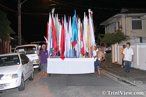 پرچم ها در حال حرکت