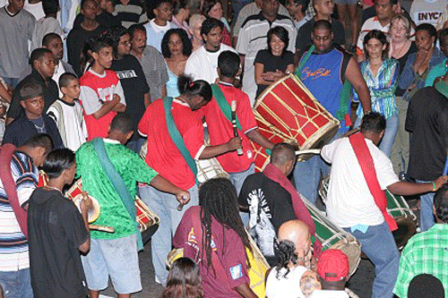 شب پرچم ها اولین شب از سه شبی که پرچم ها در خیابان گردانده می شوند