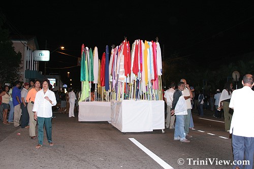 حرکت پرچم ها در خیابان