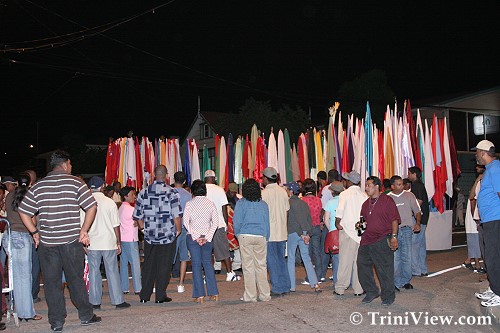 عده ای مراسم را نظاره می کنند