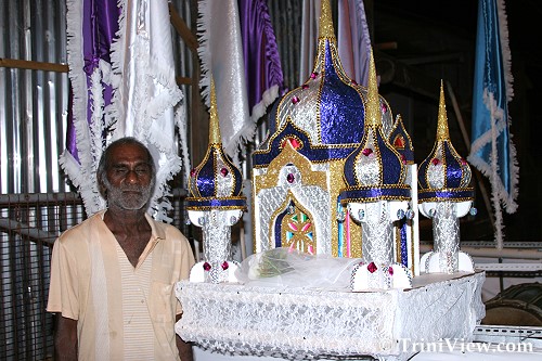 طراح تجه ادی سودین در کنار تجه ایستاده است