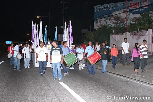 گروه برگزار کننده به خیابان اصلی وارد می شوند