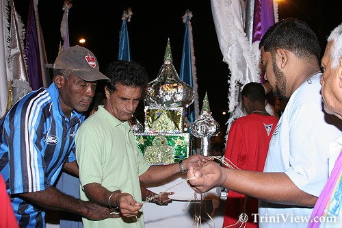 دو گروه برگزار کننده به یکدیگر می رسند