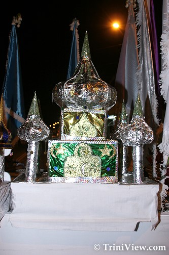 تجه کوچک حرم امام حسین علیه السلام را متمثل می کند