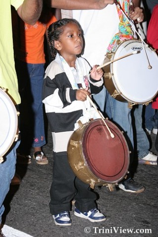 کودکی در حال نواختن تجه