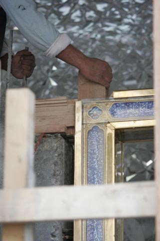 نصب درب جدید طلایی در حرم حضرت ابو الفضل(ع)