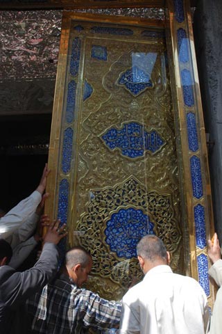 نصب درب جدید طلایی در حرم حضرت ابو الفضل(ع)