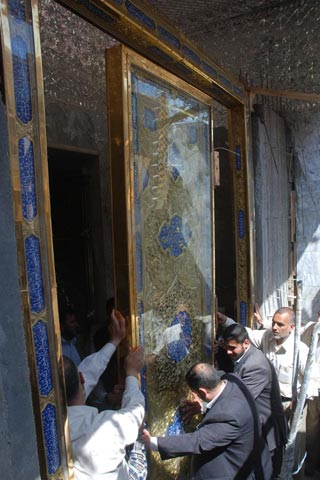 نصب درب جدید طلایی در حرم حضرت ابو الفضل(ع)