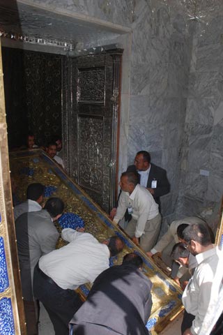 نصب درب جدید طلایی در حرم حضرت ابو الفضل(ع)