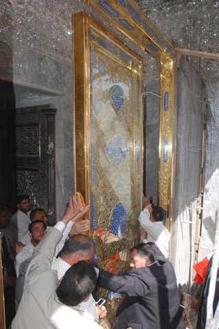 نصب درب جدید طلایی در حرم حضرت ابو الفضل(ع)