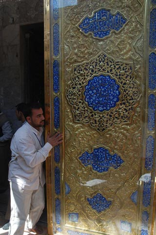 نصب درب جدید طلایی در حرم حضرت ابو الفضل(ع)