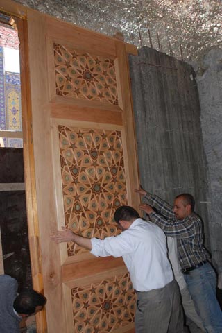 نصب درب جدید طلایی در حرم حضرت ابو الفضل(ع)