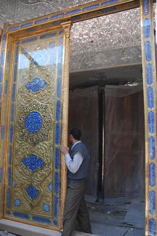 نصب درب جدید طلایی در حرم حضرت ابو الفضل(ع)