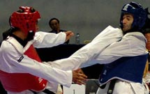 کاپ قهرمانی تکواندو دانشگاه آزاد به آستان امام حسین(ع) اهداء می شود