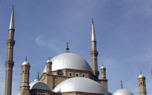 مساجد شيعيان را احيا می‌كنم و در آن نماز می‌گزارم