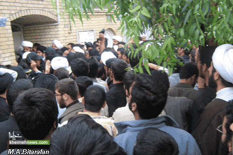 عزاداری مردمی در مقابل بیت مرحوم آیت الله بهجت
