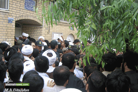 عزاداری مردمی در مقابل بیت مرحوم آیت الله بهجت