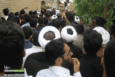 عزاداری مردمی در مقابل بیت مرحوم آیت الله بهجت