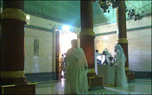 اهدا ۸۰ لیتر گلاب ناب برای شستشوی کعبه