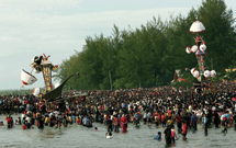 تابوئيک، سپردن کام عشق به دل دریا