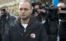 همسر مروه در مقابل دادگاه