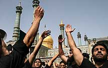 آیین سنتی طشت‌گذاری هیئت‌های مذهبی در آستارا برگزار شد