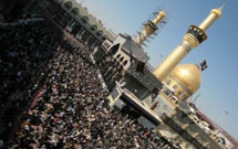 پرچم سیاه بر فراز بارگاه امام حسین(ع)؛ آغاز عزاداری محرم در کربلا