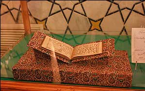 قرآن منسوب به دستخط امام حسين(ع) به نمايش درآمد