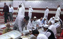 ترفندهای افراد سودجود برای تخليه شارژ تلفن همراه حجاج