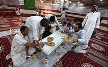 حجاج ولیمه دادن را یک هفته به تأخیر بیندازند