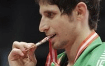 اهدا مدال طلای باقری معتمد به موزه حضرت زینب‌(س)