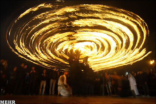 مراسم نمادین مشعل گردانی در قم