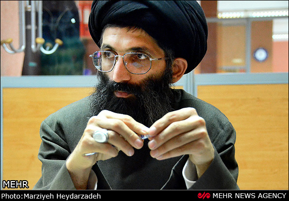 مداحان به اندازه سنگری که محافظت می کنند حق دارند درباره مسایل کشور حرف بزنند