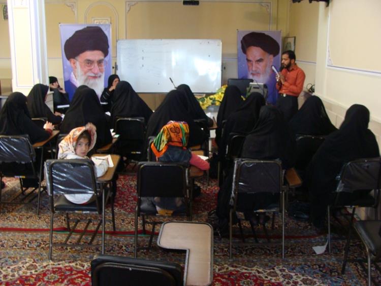 دوره دوم آموزش مداحی ویژه بانوان در بروجن در حال برگزاری است