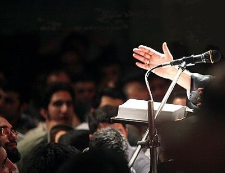 نه تنها مداحان بلکه حتی عالمان و واعظان دینی نیز بر فراز منابر گاه سخنان عجیبی می گویند!