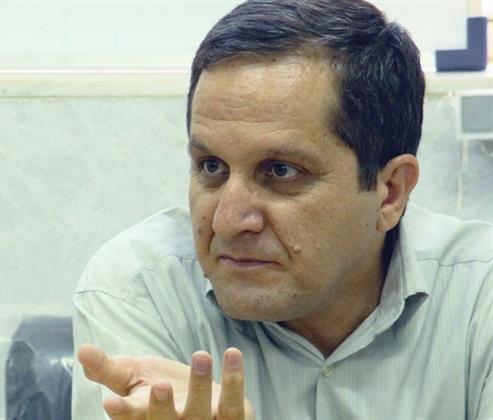 ضعف سروده‌های آئینی به دلیل بی‌سوادی شاعران است