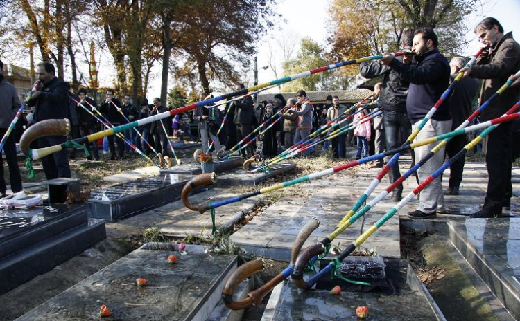 کرنانوازی؛ سنت عزاداری مرسوم گیلان/ دمیدن نوای «حسین وای» در کرنا