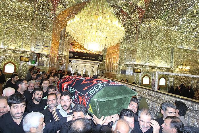برگزاری مراسم تشییع پیکر پیرغلام و محب اهل بیت(ع) شیراز در حرم شاهچراغ(ع)