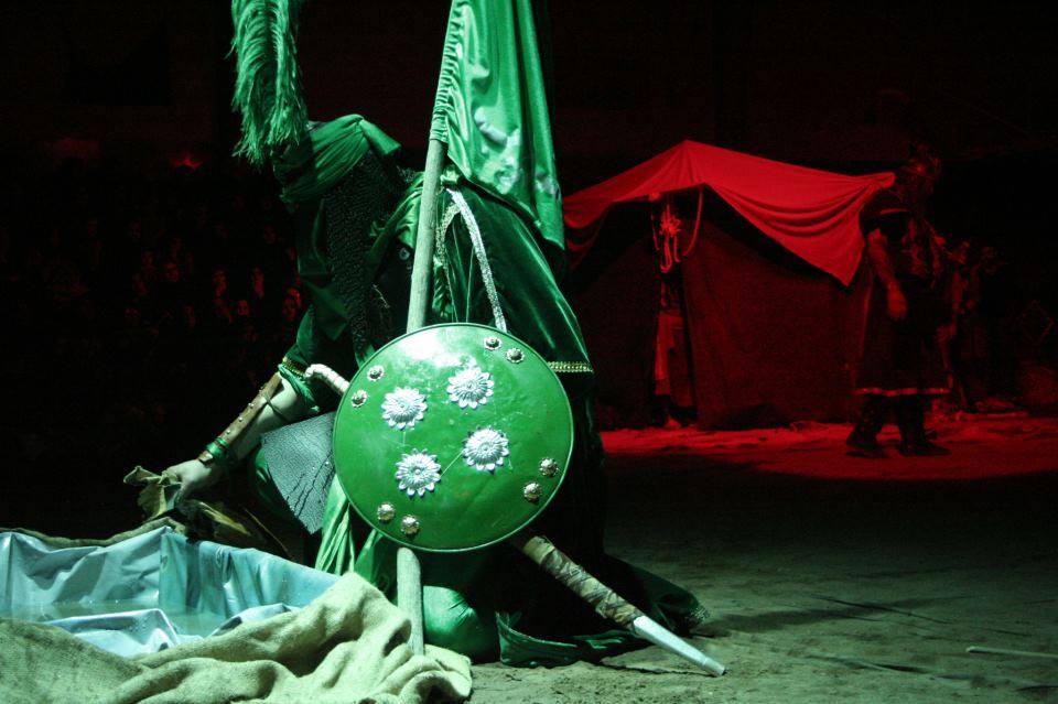 تعزیه نمایش مذهبی است که عشق به امام حسین (ع) را در دل دارد تعزیه نمایش مذهبی است که عشق به امام حسین (ع) را در دل دارد