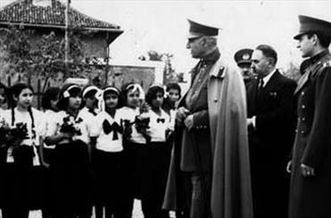 اجرای تعزیه کشف حجاب در میدان امام خمینی(ره) ورامین