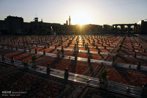 ضیافت افطاری در حرم مطهر امام رضا (ع) ضیافت افطاری در حرم مطهر امام رضا (ع)